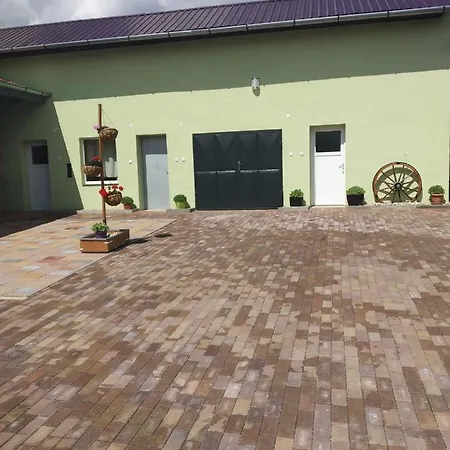 Apartman Blizko Brna S Dobovymi Dekoracemi Melcany