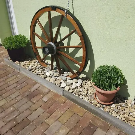 Apartman Blizko Brna S Dobovymi Dekoracemi Apartment *