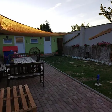 Apartman Blizko Brna S Dobovymi Dekoracemi Apartment *