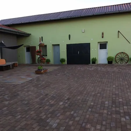 Apartman Blizko Brna S Dobovymi Dekoracemi Apartment