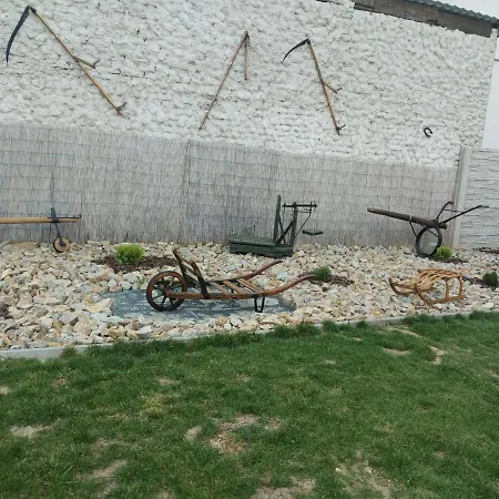Apartman Blizko Brna S Dobovymi Dekoracemi *