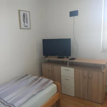 Apartman Blizko Brna S Dobovymi Dekoracemi Apartment *